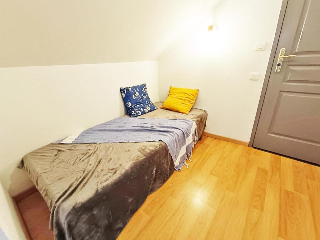 LEsquiros studio centre Luchon casier a skis wifi ascenseur 3 personnes appartement pied des pistes 8