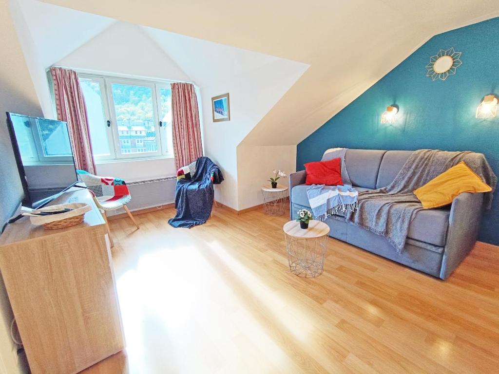 LEsquiros studio centre Luchon casier a skis wifi ascenseur 3 personnes appartement pied des pistes