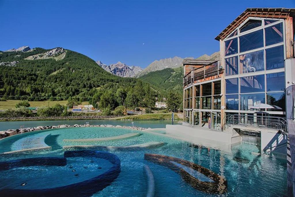 LUMINEUX 30 m avec BALCON CENTRE VILLAGE appartement pied des pistes 13