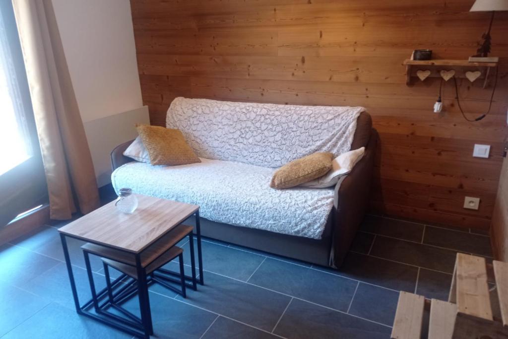 LUMINEUX 30 m avec BALCON CENTRE VILLAGE appartement pied des pistes 3