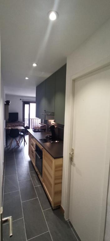 LUMINEUX 30 m avec BALCON CENTRE VILLAGE appartement pied des pistes 5
