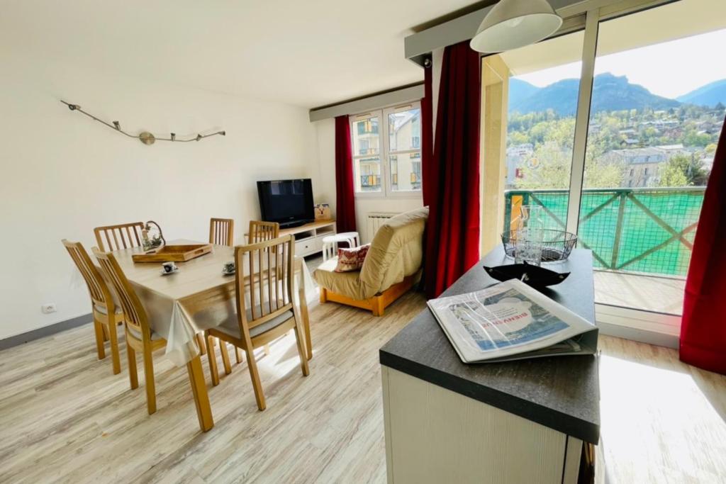 LUMINEUX 50 m avec BALCON au centre de Briancon appartement pied des pistes 1