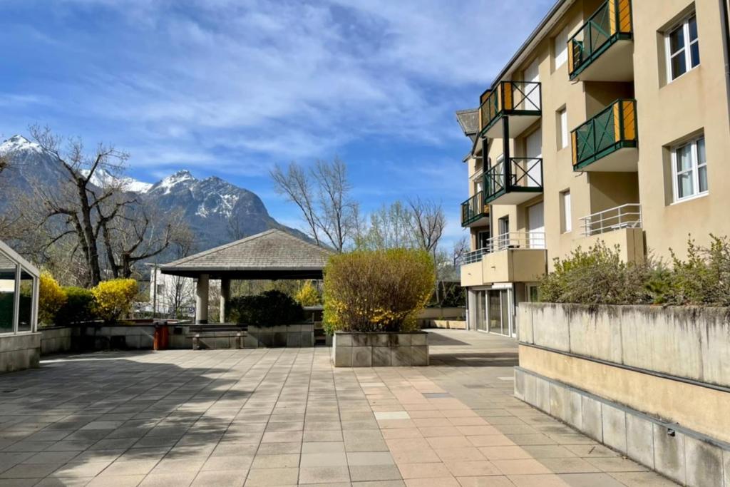LUMINEUX 50 m avec BALCON au centre de Briancon appartement pied des pistes 10