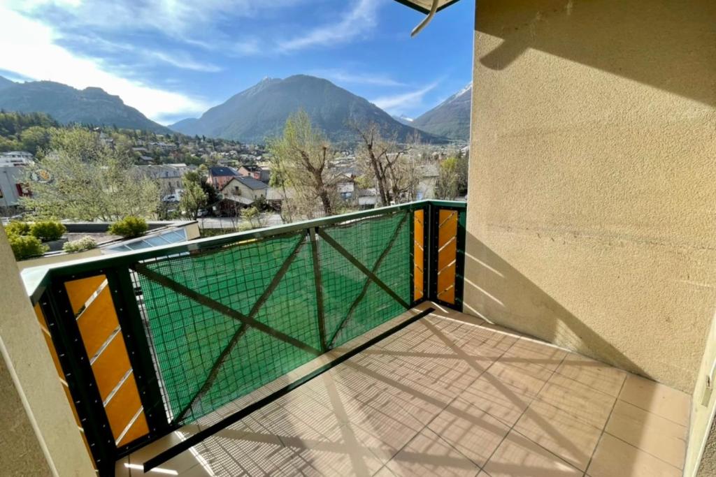 LUMINEUX 50 m avec BALCON au centre de Briancon appartement pied des pistes 9
