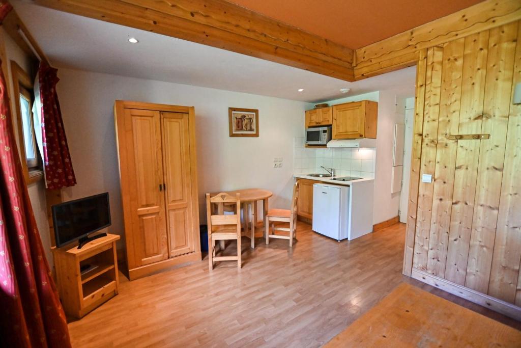 LUMINEUX studio avec BALCON a Combloux appartement pied des pistes 2