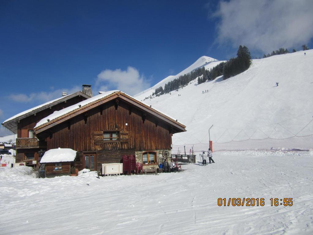 La Vieille Ferme hotel pied des pistes 12