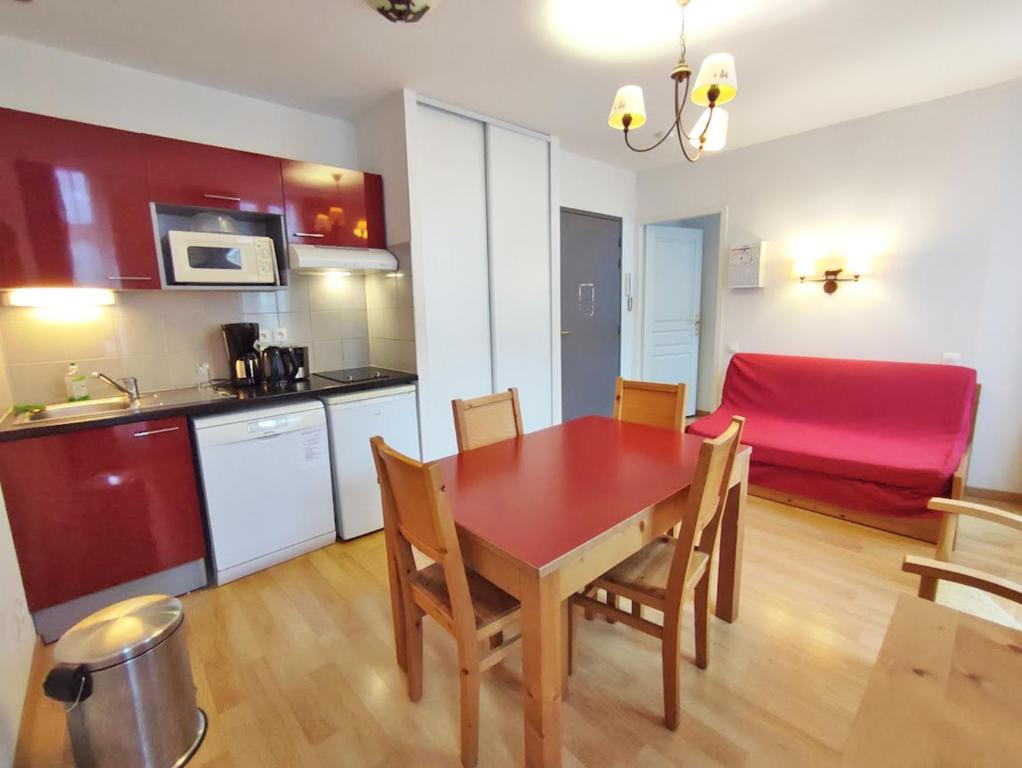 La petite ourse T2 centre Luchon wifi casier a skis ascenseur 4 personnes appartement pied des pistes 3