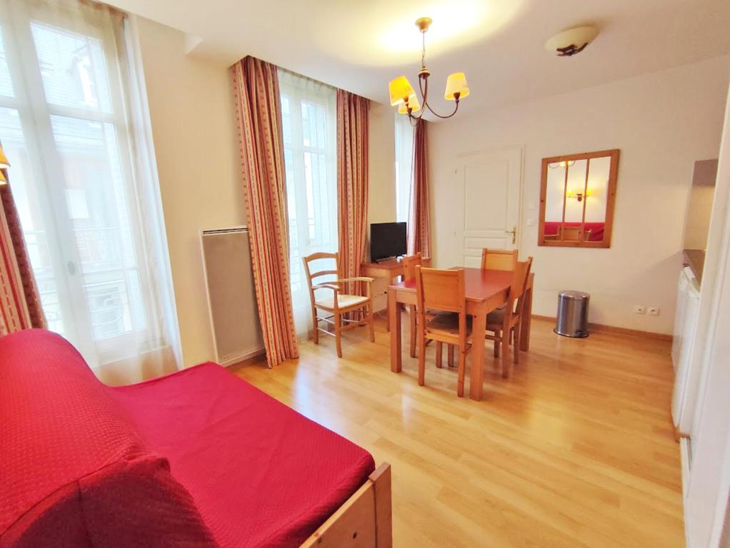 La petite ourse T2 centre Luchon wifi casier a skis ascenseur 4 personnes appartement pied des pistes 4