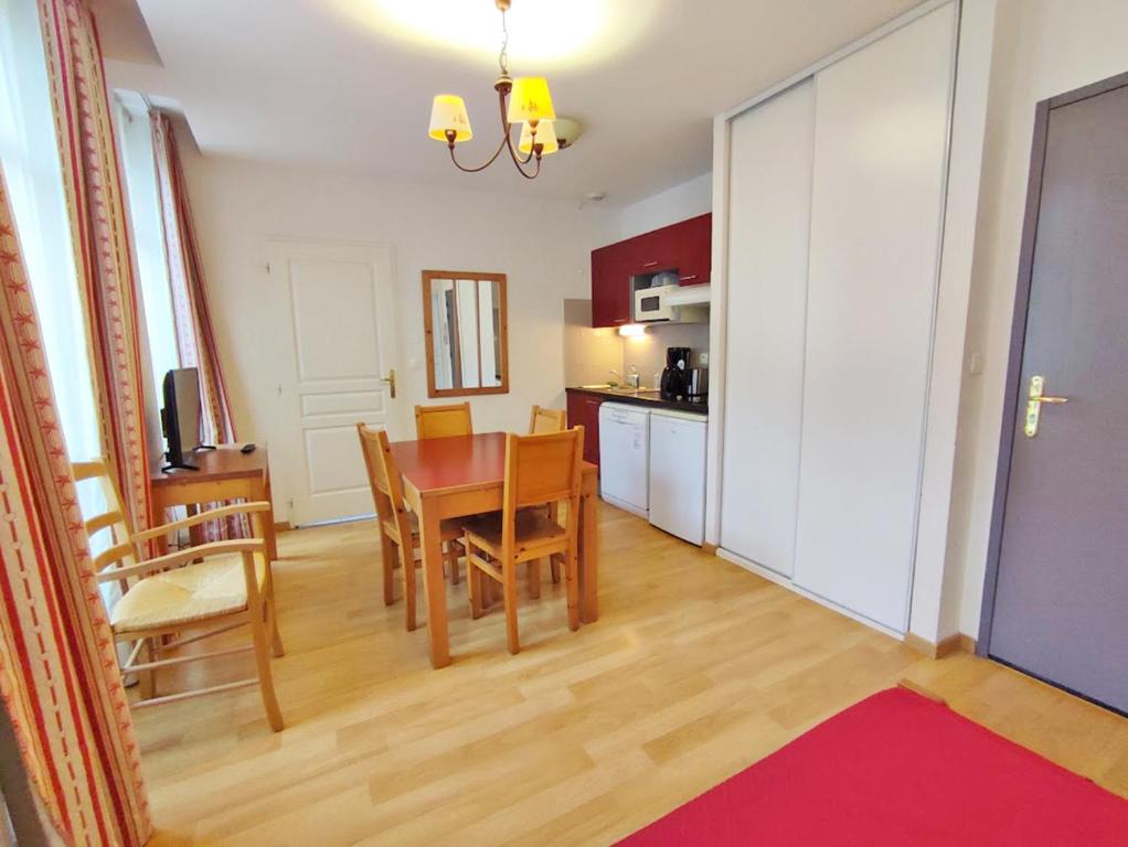 La petite ourse T2 centre Luchon wifi casier a skis ascenseur 4 personnes appartement pied des pistes 7