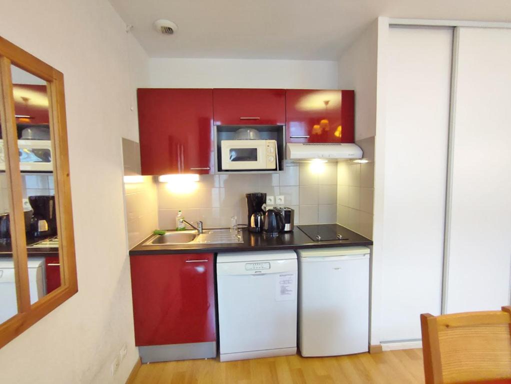 La petite ourse T2 centre Luchon wifi casier a skis ascenseur 4 personnes appartement pied des pistes 8