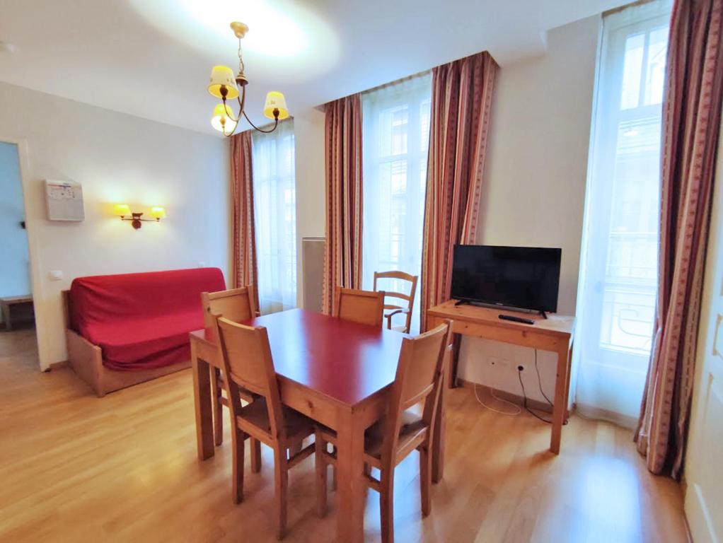 La petite ourse T2 centre Luchon wifi casier a skis ascenseur 4 personnes appartement pied des pistes