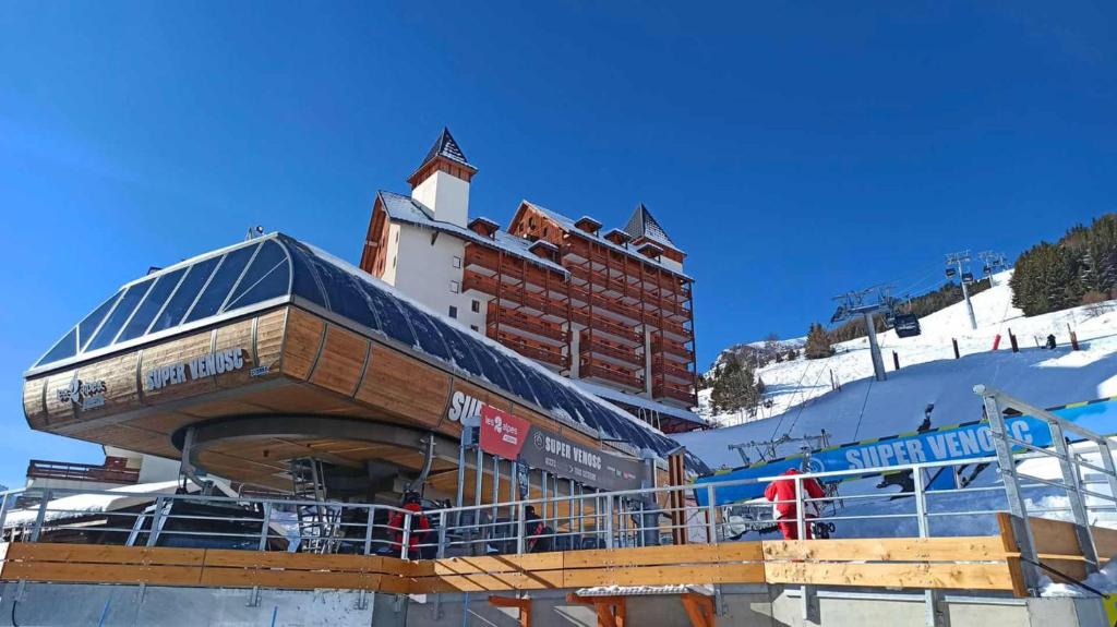 La plus belle vue des 2 Alpes appartement pied des pistes 13