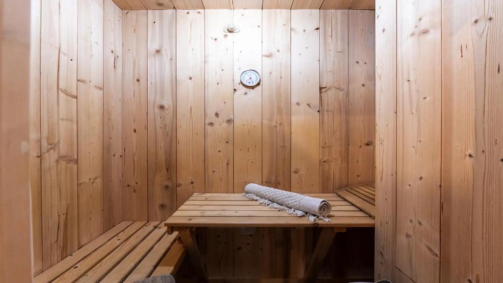 Large luxury chalet Megeve chalet pied des pistes 12