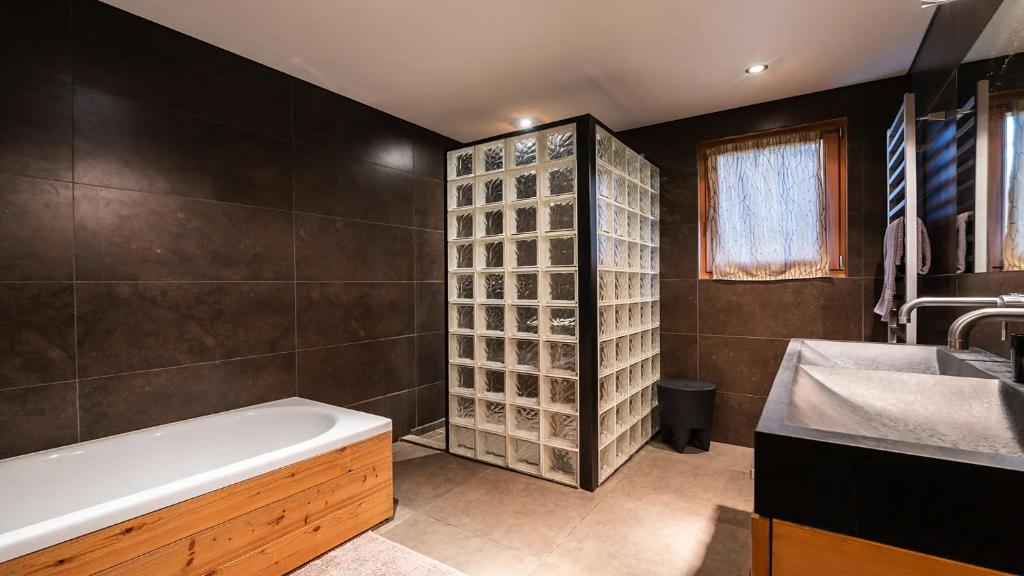 Large luxury chalet Megeve chalet pied des pistes 13