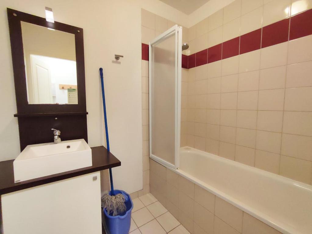 Le Coudon T2 centre Luchon wifi casier a skis ascenseur 5 personnes appartement pied des pistes 2