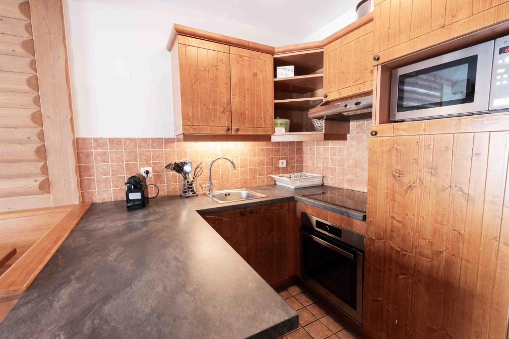 Le Grand Ours Ski in ski out 4 bed chalet Arc 1950 appartement pied des pistes 17