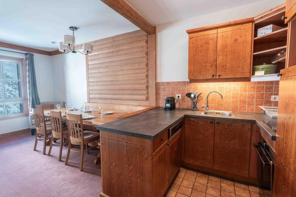 Le Grand Ours Ski in ski out 4 bed chalet Arc 1950 appartement pied des pistes 18