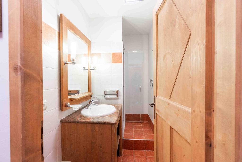 Le Grand Ours Ski in ski out 4 bed chalet Arc 1950 appartement pied des pistes 2