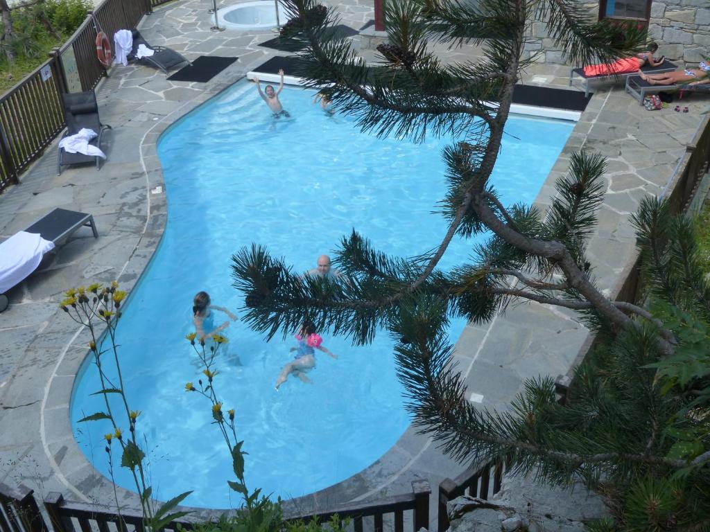 Le Grand Ours Ski in ski out 4 bed chalet Arc 1950 appartement pied des pistes 3