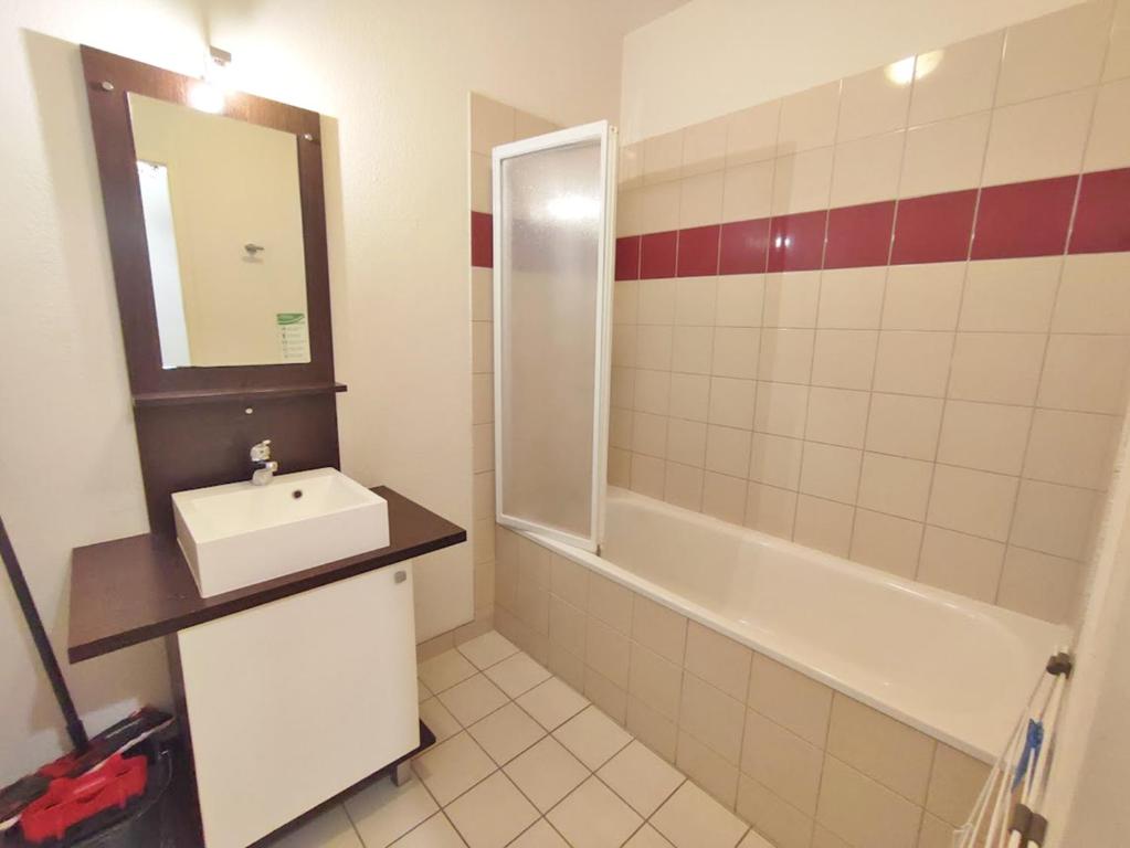 Le Marmotton T2 centre Luchon wifi casier a skis ascenseur 5 personnes appartement pied des pistes 2