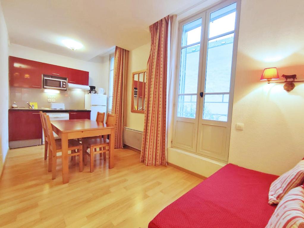 Le Marmotton T2 centre Luchon wifi casier a skis ascenseur 5 personnes appartement pied des pistes 3