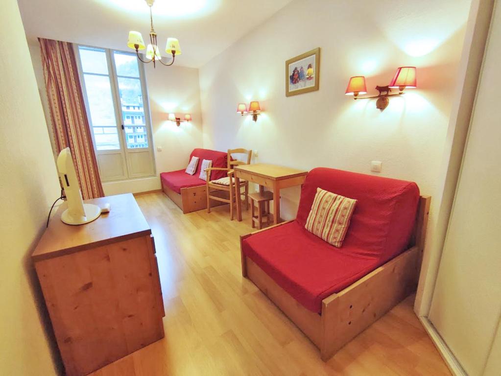 Le Marmotton T2 centre Luchon wifi casier a skis ascenseur 5 personnes appartement pied des pistes