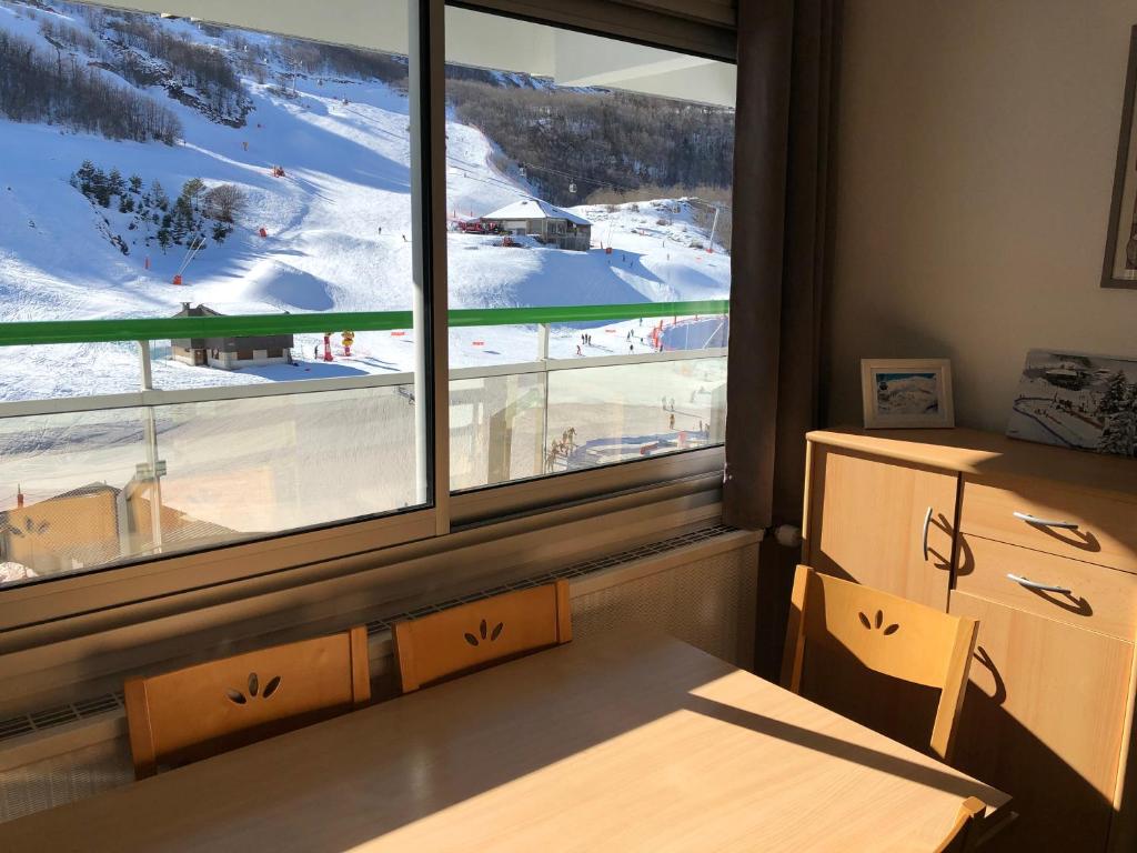Le Skidoux 2 au pied des pistes vue montagne appartement pied des pistes 11