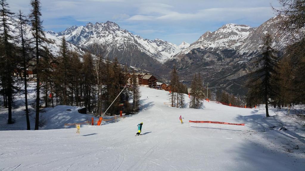 Le Skisun Massif et Parc national des Ecrins Puy Saint Vincent 1800 appartement pied des pistes 16