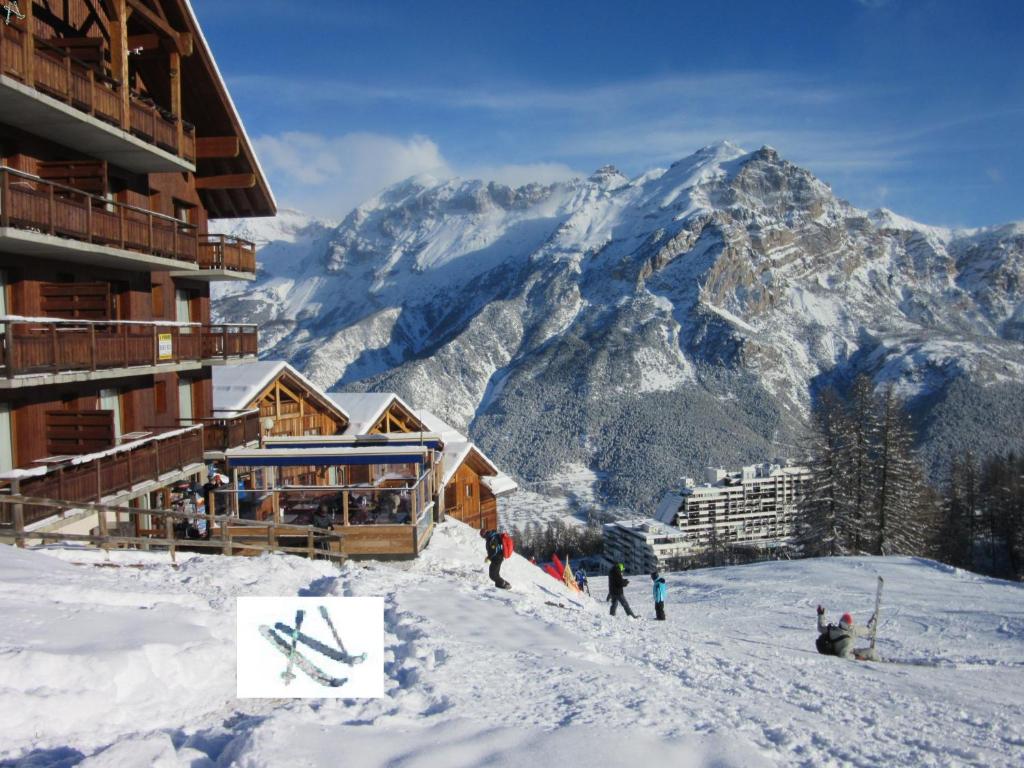 Le Skisun Massif et Parc national des Ecrins Puy Saint Vincent 1800 appartement pied des pistes 9