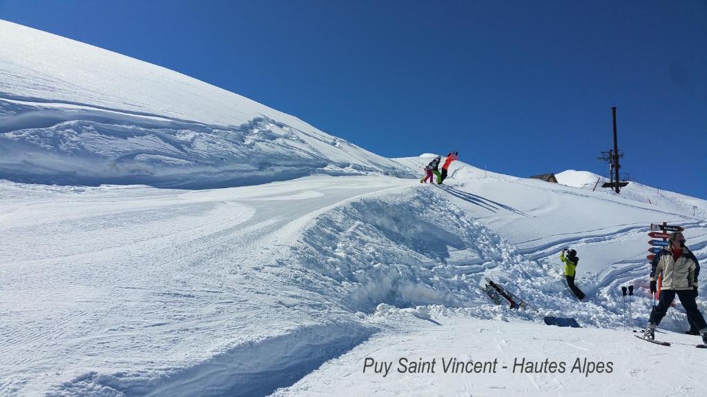 Le Skisun Massif et Parc national des Ecrins Puy Saint Vincent 1800 appartement pied des pistes