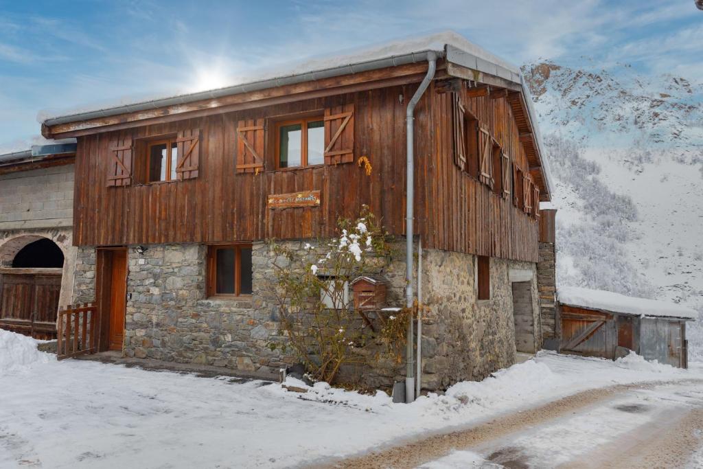 Le petit Paradis chalet au coeur des 3 vallees chalet pied des pistes 5
