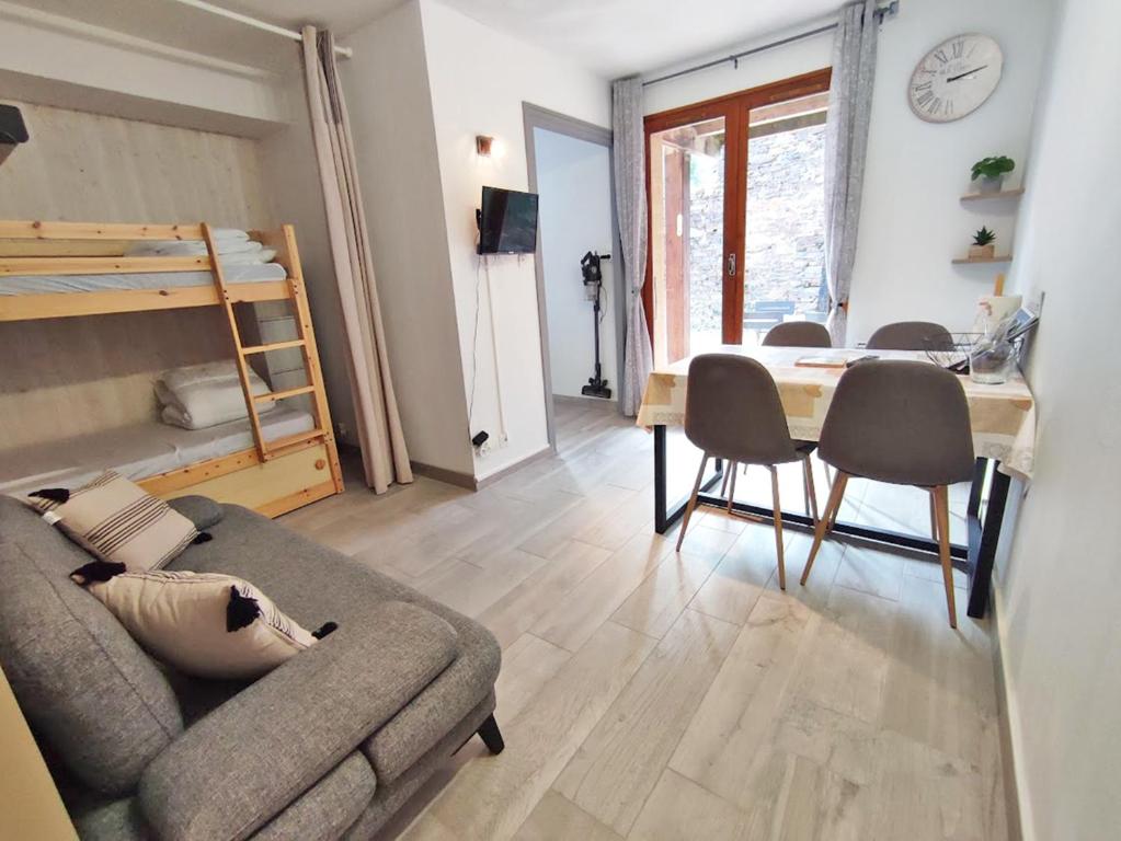 Le reflet des montagnes studio centre Luchon 4 personnes appartement pied des pistes