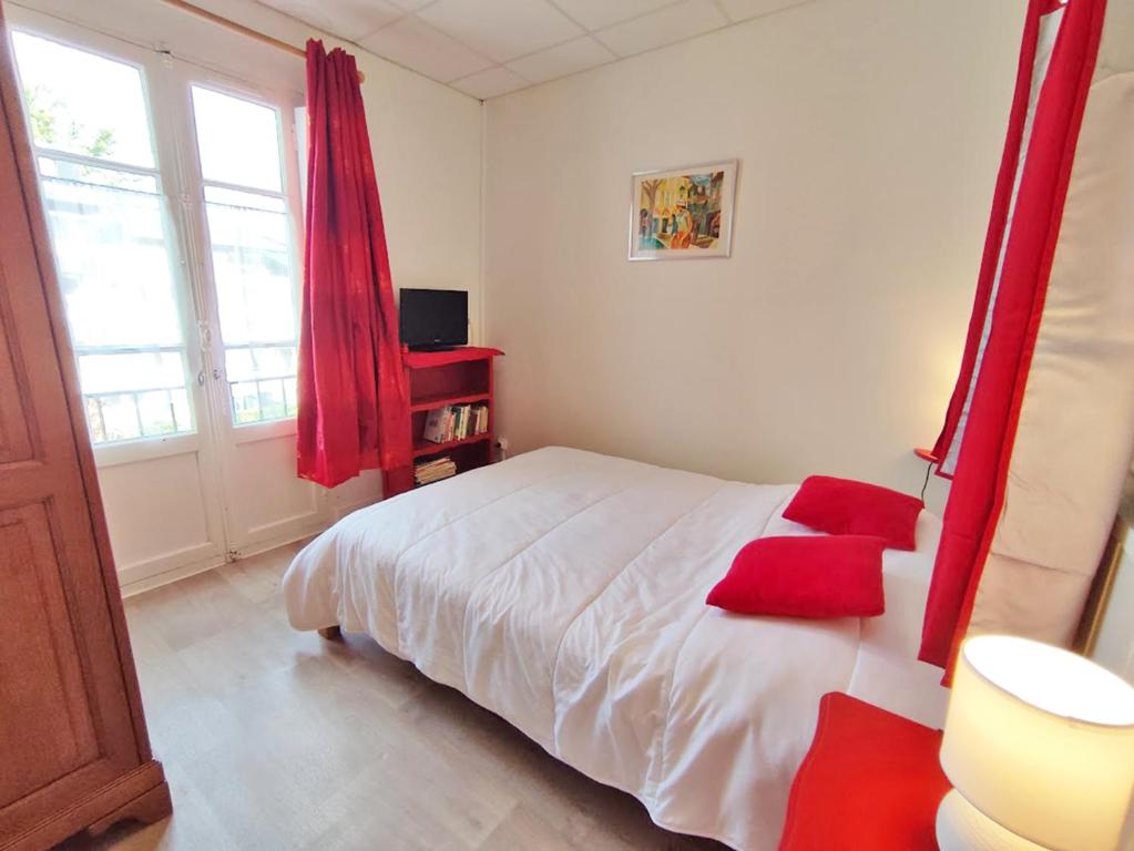 Les 3 renards T2 bis parking centre Luchon casier a skis 4 personnes appartement pied des pistes 1