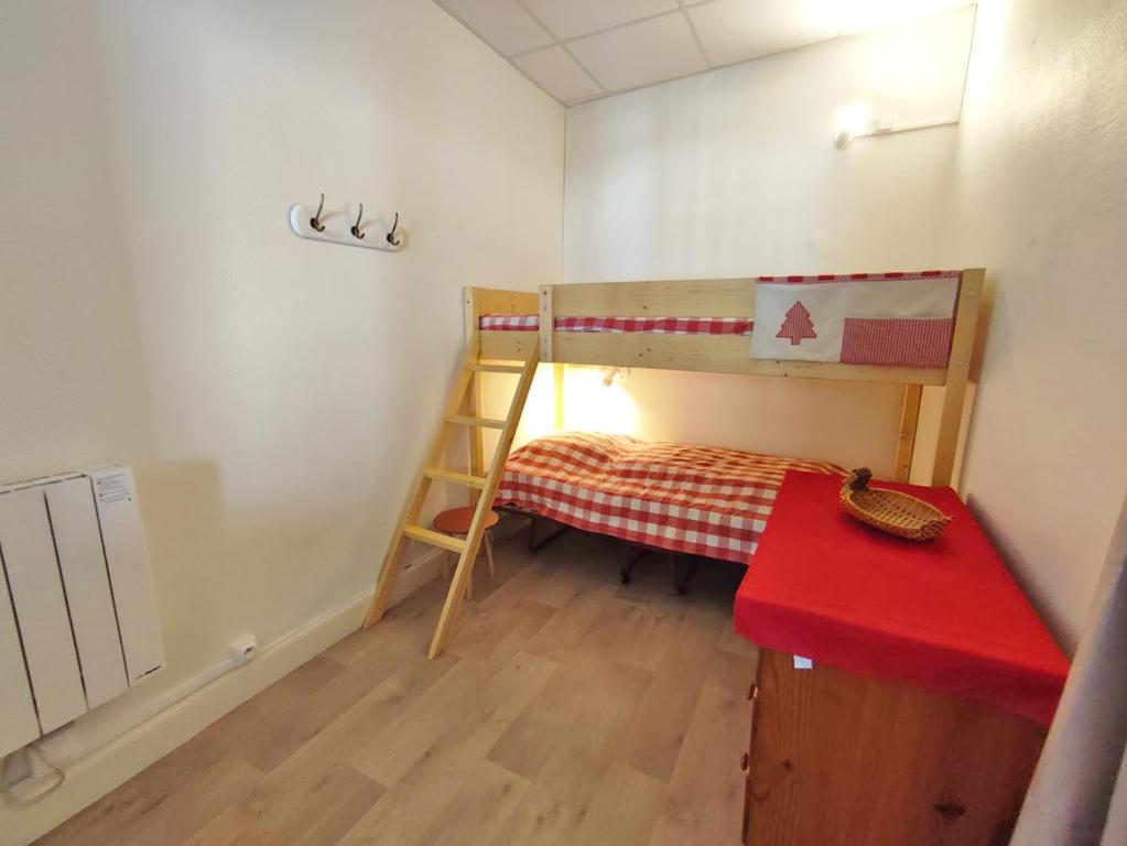 Les 3 renards T2 bis parking centre Luchon casier a skis 4 personnes appartement pied des pistes 10