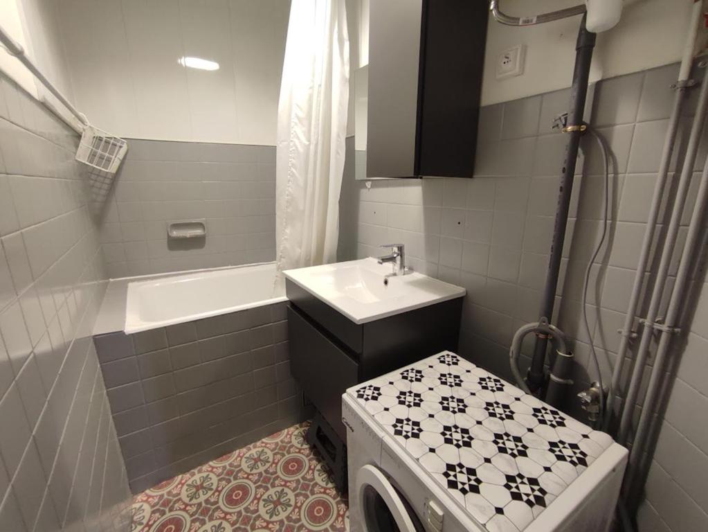 Les 3 renards T2 bis parking centre Luchon casier a skis 4 personnes appartement pied des pistes 2