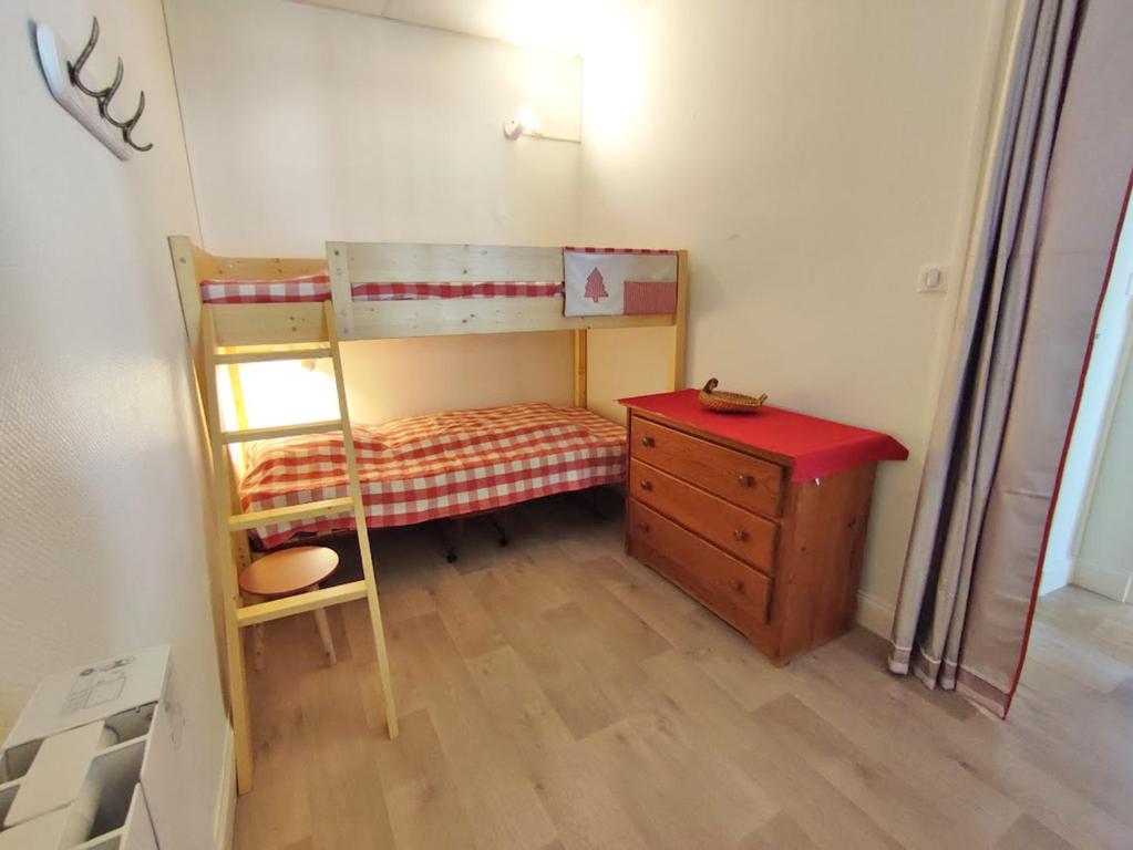Les 3 renards T2 bis parking centre Luchon casier a skis 4 personnes appartement pied des pistes 4