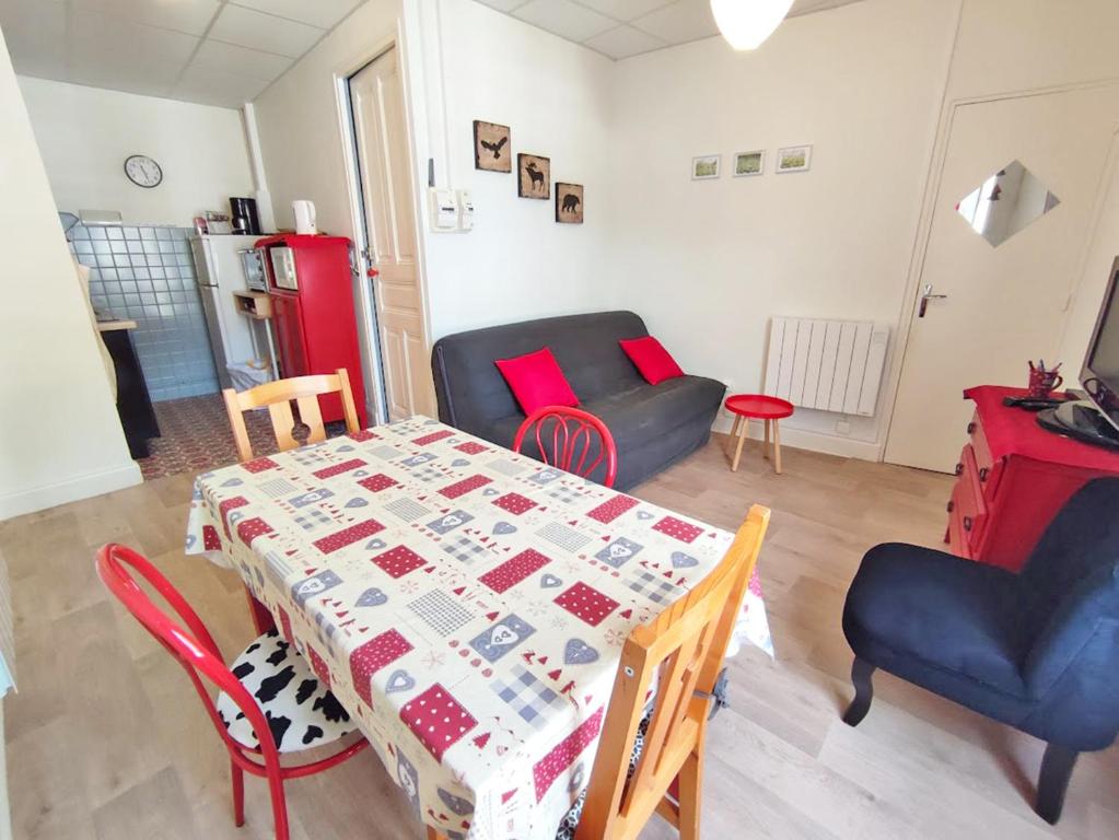 Les 3 renards T2 bis parking centre Luchon casier a skis 4 personnes appartement pied des pistes 5