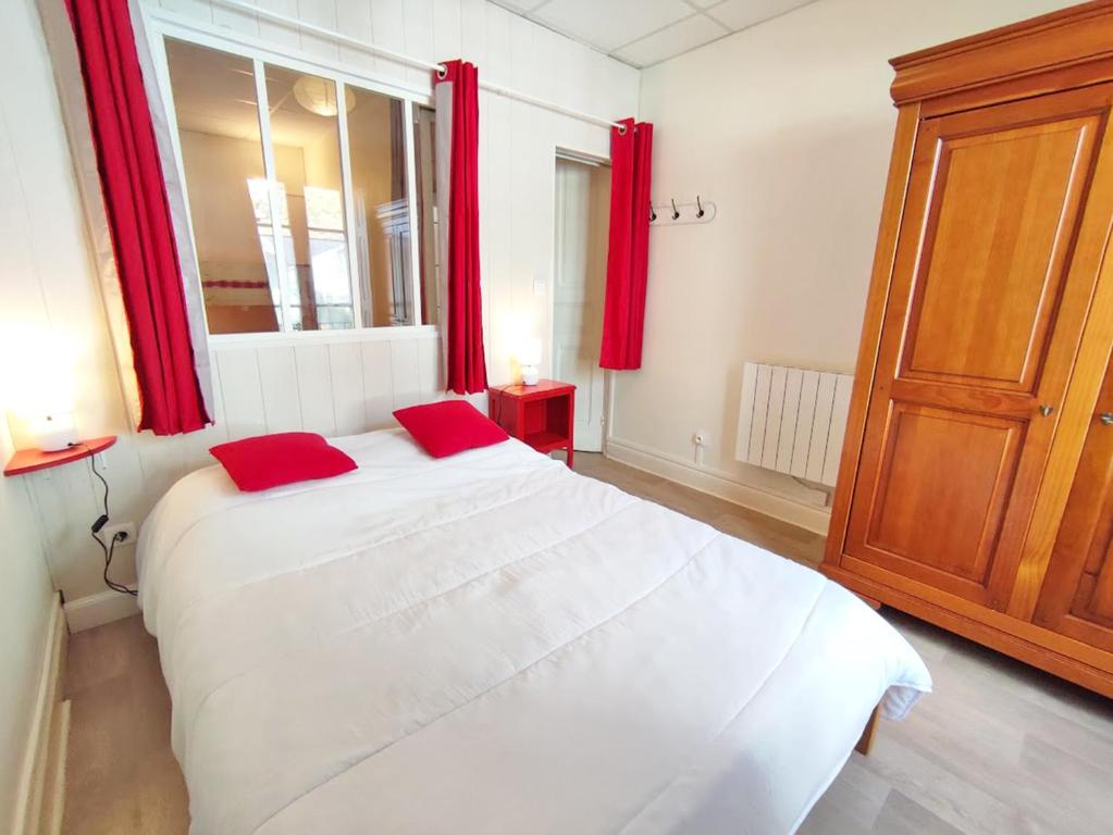 Les 3 renards T2 bis parking centre Luchon casier a skis 4 personnes appartement pied des pistes 6