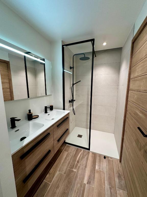 Les Chalets A11 Meribel spacious family duplex 100m from ski lift Les Chalets appartement pied des pistes 11