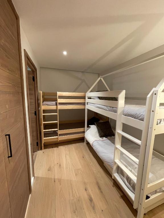Les Chalets A11 Meribel spacious family duplex 100m from ski lift Les Chalets appartement pied des pistes 12