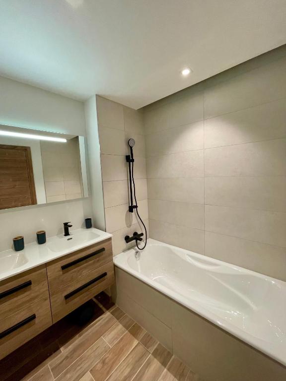 Les Chalets A11 Meribel spacious family duplex 100m from ski lift Les Chalets appartement pied des pistes 13