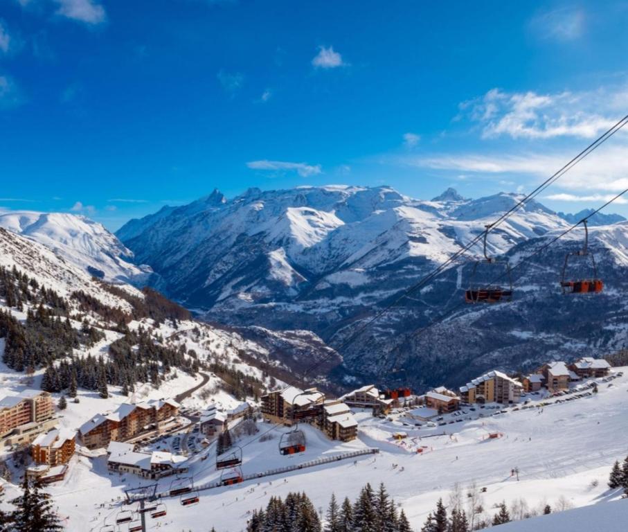 Les Iris T2 station Alpe Huez appartement pied des pistes 13