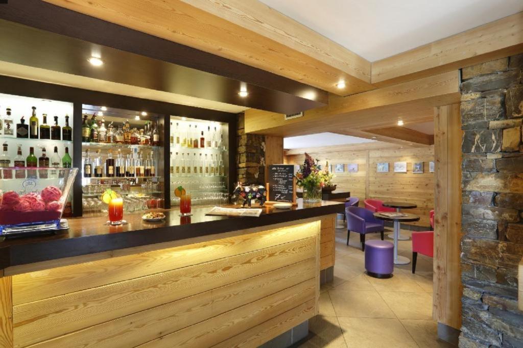 Les Roches 1500 hotel pied des pistes 9