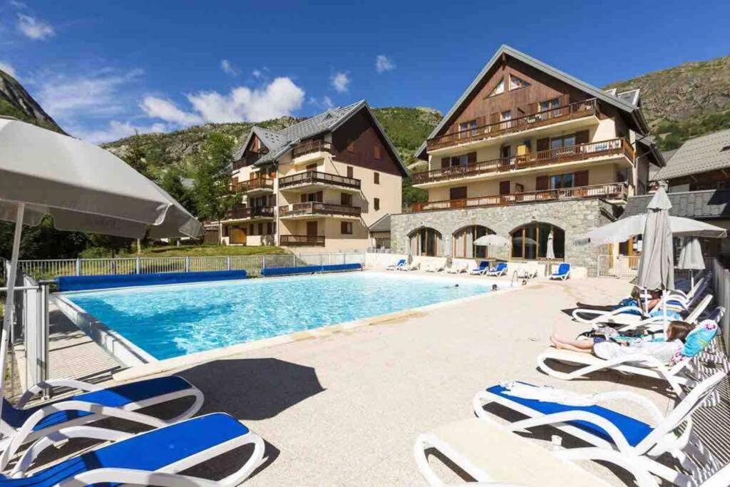 Logement 46 personnes a la montagne avec piscine appartement pied des pistes 5