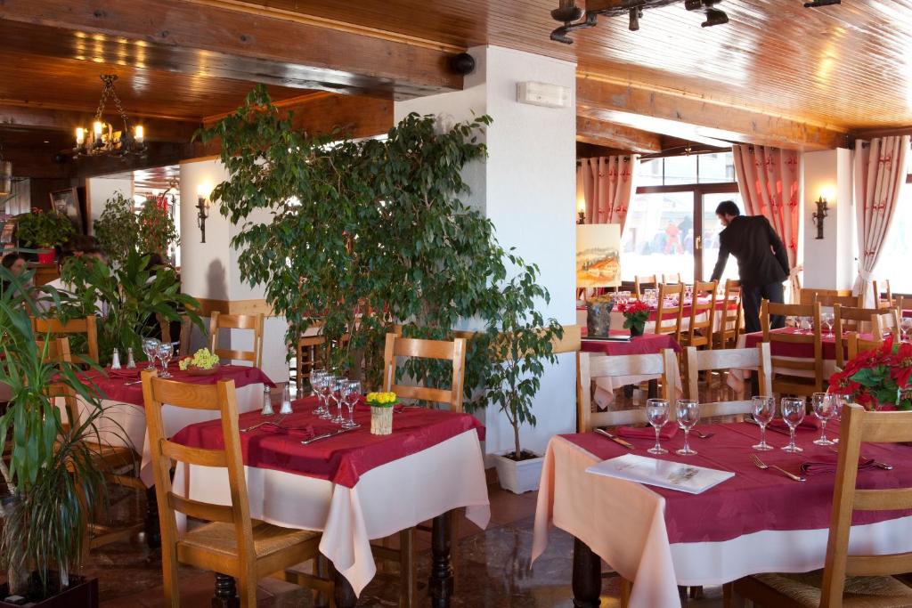 Logis Hotel La Petite Chaumiere hotel pied des pistes 12