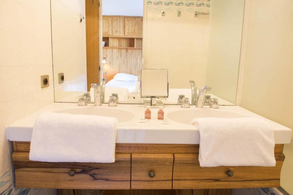Luxury apartment near the slopes in Courchevel appartement pied des pistes 8