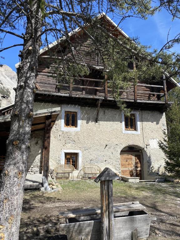MAISON CARAIL Nevache 14 personnes gite pied des pistes 1