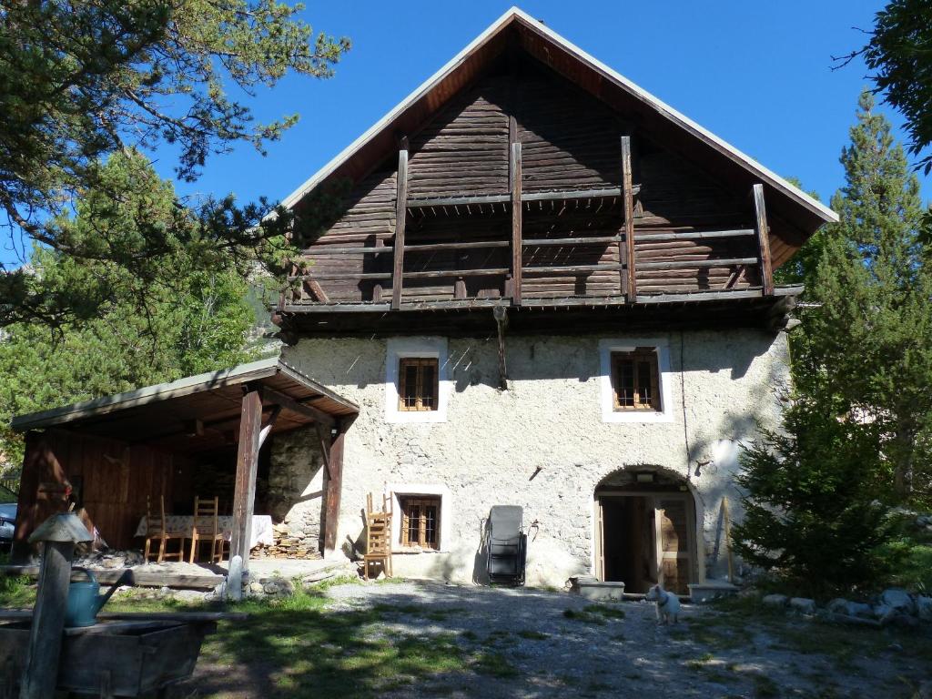 MAISON CARAIL Nevache 14 personnes gite pied des pistes 17