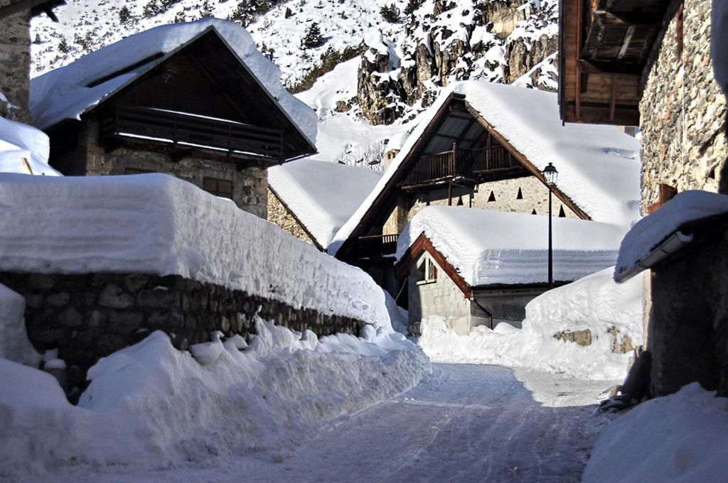 MAISON CARAIL Nevache 14 personnes gite pied des pistes 2