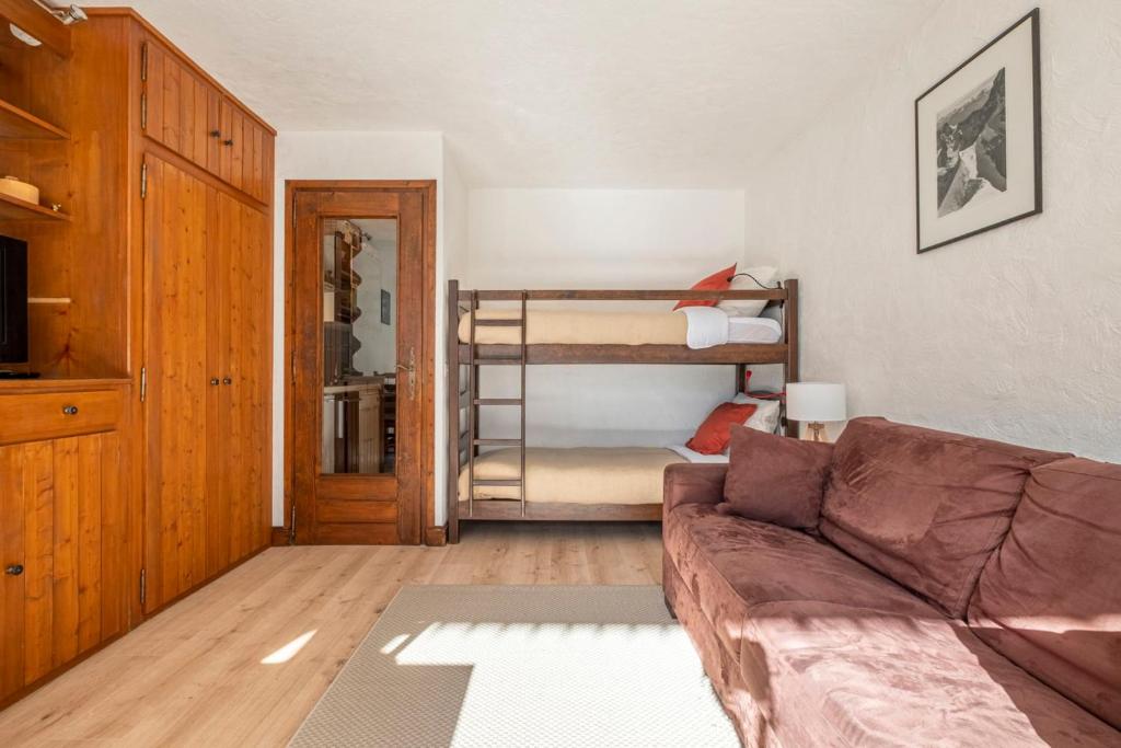 Nice Studio With Balcony In Chamonix appartement pied des pistes 2